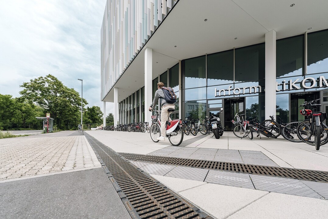 Entw�sserungsrinnen im Eingangsbereich des InformatiKOM