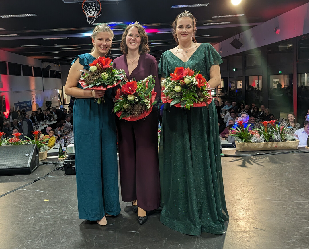 Das Weinhoheiten-Trio 2023/2024 (v.l.): Weinprinzessin Jule Mayr, Weinkönigin Larissa Salcher und Weinprinzessin Vivien Jesse.
