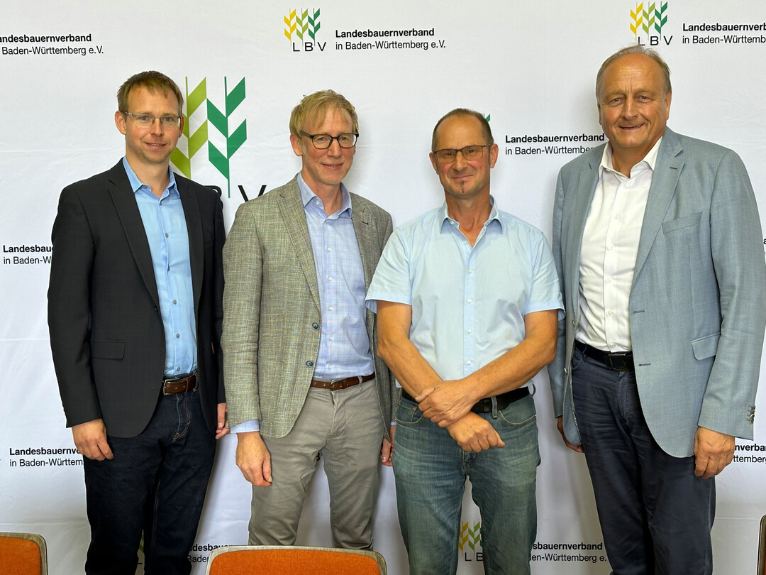 Erntepressekonferenz des Landesbauernverbandes 2024: (v.l.) Dr. Dominik Modrzejewski, Fachreferent im Landesbauernverband; LBV-Hauptgeschäftsführer Marco Eberle, Landwirt Andreas Beck LBV-Präsident Joachim Rukwied.