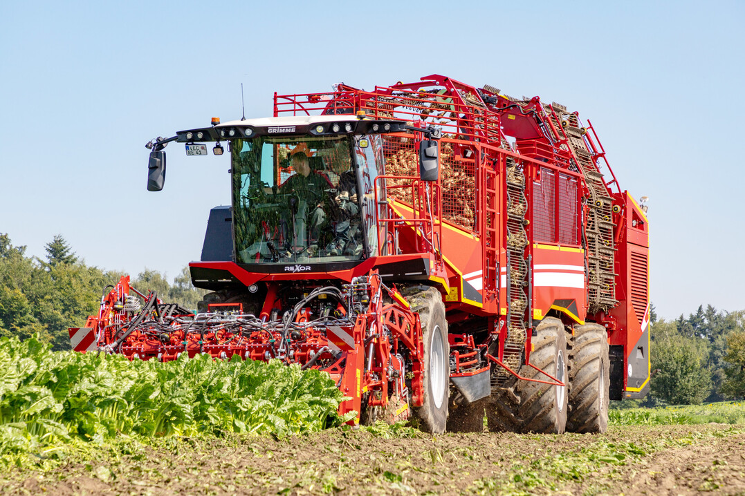 Der Zuckerrübenroder Rexor 6300 von Grimme ist mit einem Assistenzsystem ausgestattet.