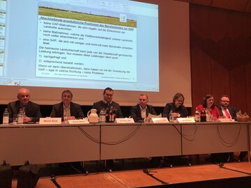 Auf dem Podium: (v.l.) Der Vorsitzende des Kreisbauernverbandes Werner Kunz, der stellvertretende Hauptgesch�ftsf�hrer im Landesbauernverband Baden-W�rttemberg (LBV), Horst Wenk; Udo Stein (AfD), Mdl; Norbert Lins (CDU), MdEP; Ariane Amstutz, LBV Baden-W�rttemberg; Karin Binder (Die Linke) und Dr. Christian Jung (FDP), MdB.