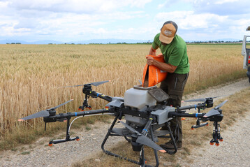 Das Unternehmen verwendet die Agnos T30 von DJI. Diese Drohne eignet sich zur Untersaat, vor allem f�r Zwischenfr�chte, sowie zur Nachsaat von Wiesen. 