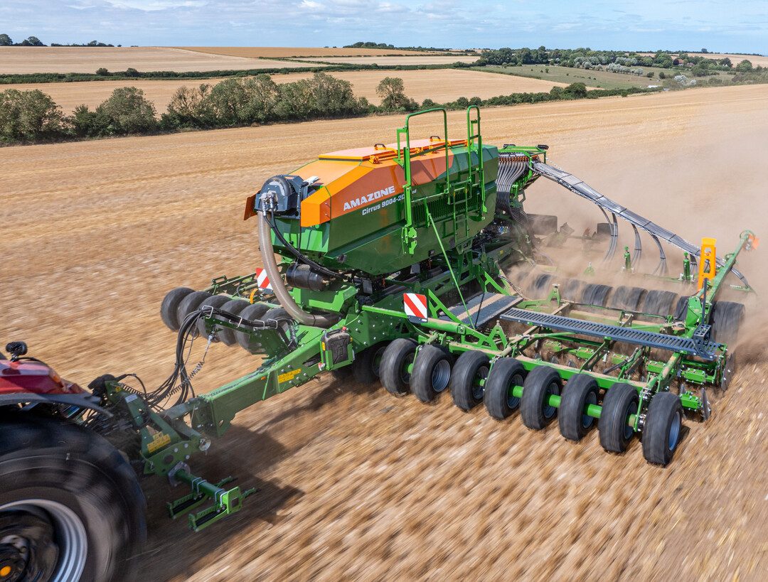 Landtechnik in grün-orange: Sämaschinen sind eine Stärke von Amazone.