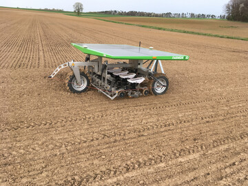 Das Aktionsprogramm Natürlicher Klimaschutz (ANK) fördert Investitionen in umwelt- und klimaschonende Maschinen und Geräte wie zum Beispiel einen Feldroboter. Ab 2. September können Landwirte bei Bedarf auch günstige Darlehen für dieses Programm bei der Rentenbank beantragen.