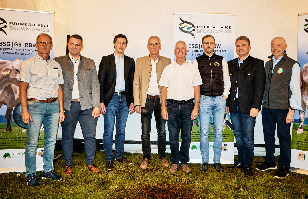 Neu aufgestellt: Die Rinderunion Baden-W�rttemberg e.V., die Besamungsstation Greifenberg und die Genostar Rinderbesamung gehen z�chterisch gemeinsam in die Zukunft. Die neue Allianz strebt danach, die Brown Swiss-Zucht durch innovative Ans�tze und enge Zusammenarbeit auf ein neues Niveau zu heben, wie bei der Bullenpr�sentation am 21. August 2024 in Greifenberg von Vertretern der jeweiligen Organisationen bekannt gegeben wurde.