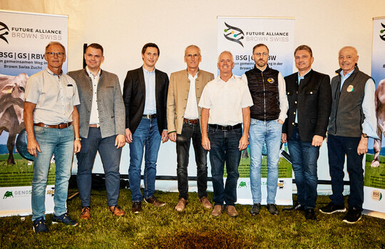 Neu aufgestellt: Die Rinderunion Baden-W�rttemberg e.V., die Besamungsstation Greifenberg und die Genostar Rinderbesamung gehen z�chterisch gemeinsam in die Zukunft. Die neue Allianz strebt danach, die Brown Swiss-Zucht durch innovative Ans�tze und enge Zusammenarbeit auf ein neues Niveau zu heben, wie bei der Bullenpr�sentation am 21. August 2024 in Greifenberg von Vertretern der jeweiligen Organisationen bekannt gegeben wurde.