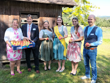 Offizieller Start in die Apfelsaison am Bodensee mit Vertretern aus Politik, Produktion und Vermarktung (v. l.): Ministerialdirektorin Isabel Kling, MaBo-Gesch�ftsf�hrer Dr. Egon Treyer, die Apfelhoheiten Sina Bernhard, Jasmin Eichenhofer und Mia Bentele sowie dem Obstregionsvorsitzenden Erich R�hrenbach.