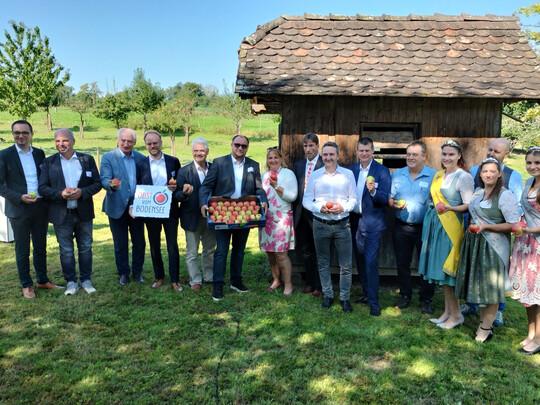 Mit Vertretern aus der Politik, Verwaltung, Praxis und Vermarktung erfolgte die Eröffnung der Apfelsaison am Bodensee in Uhldingen-Mühlhofen.