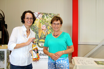 Staatssekret�rin Sabine Kurtz (r.) stellte in Aspach das Herkunftszeichen f�r Streuobst vor, das auf�klassischen VdF-Pfandflaschen prangen soll, wie Petra Streker (l.) eine ins Bild h�lt.