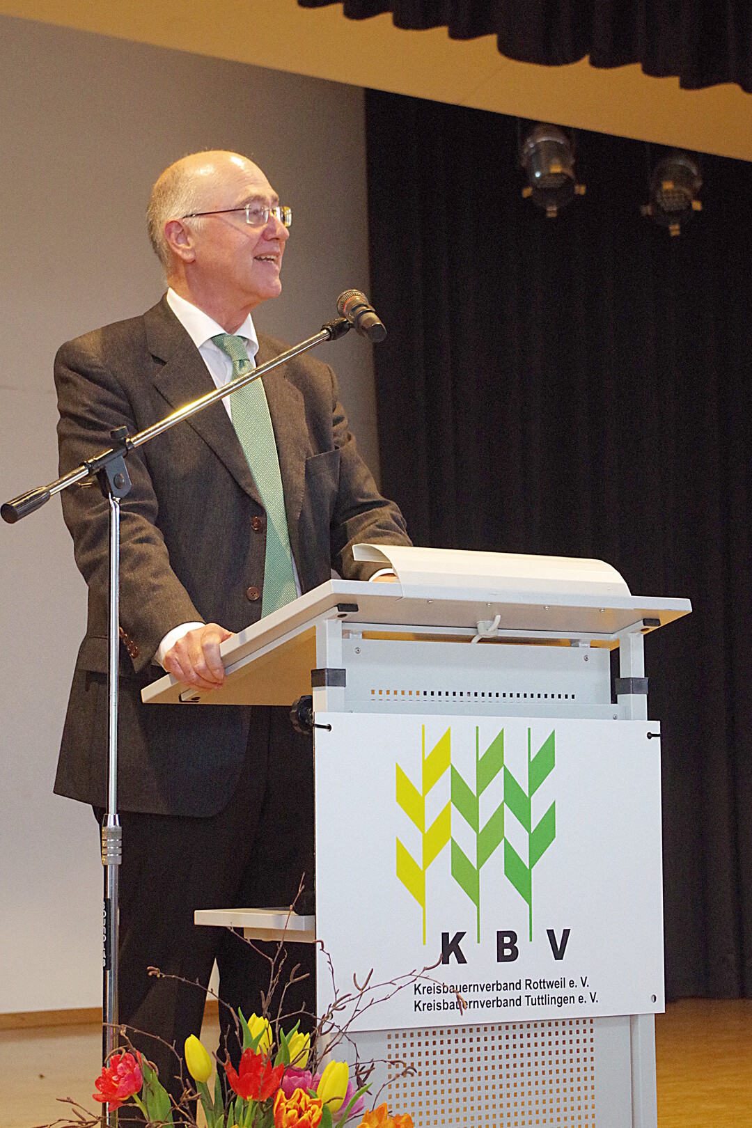 Der Landrat des Landkreises Rottweil, Dr. Wolf-Rüdiger Michel, hält eine Gastrede.