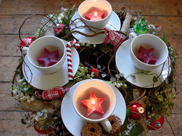 Wie ein Sternenhimmen funkeln die dekorativen Sternkerzen in den Tassen.