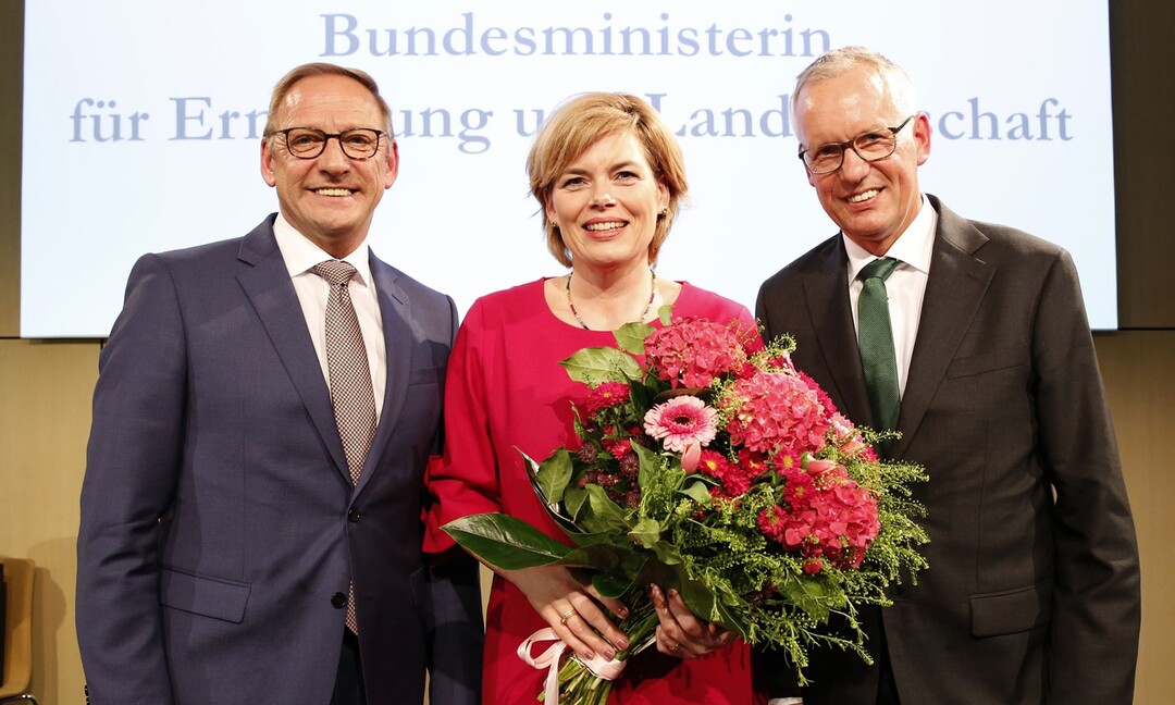 Bei der 70-Jahr-Feier des DRV, v. l.: Franz-Josef Holzenkamp, Julia Klöckner und DRV-Hauptgeschäftsführer Dr. Henning Ehlers.