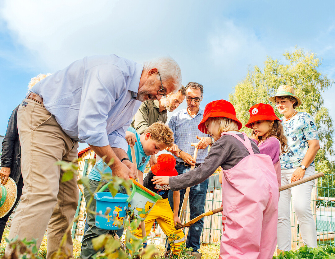Der Bundeslandwirtschaftsminister (hinten Mitte) ist zu Besuch in einem Kindergarten in Walddorfhäslach.