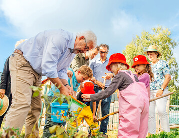Der Bundeslandwirtschaftsminister (hinten Mitte) ist zu Besuch in einem Kindergarten in Walddorfh�slach.