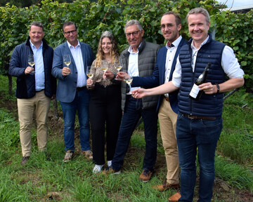Zufriedene Gesichter bei der Herbstpressekonferenz des Badischen Weinbauverbandes (v. l.): Holger Klein (Gesch�ftsf�hrer), Peter Hauk (Landwirtschaftsminister), Lucia Winterhalte (Badische Weink�nigin), Rainer Zeller (Weinbaupr�sident), Benjamin Bohn (B�rgermeister Vogtsburg im Kaiserstuhl) und Thomas Weiler (Gesch�ftsf�hrer der Bischoffinger Winzer).