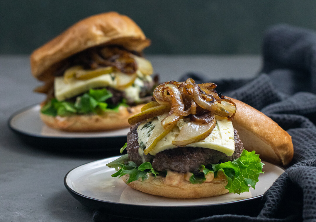 Burger mit Gorgonzola und Birne