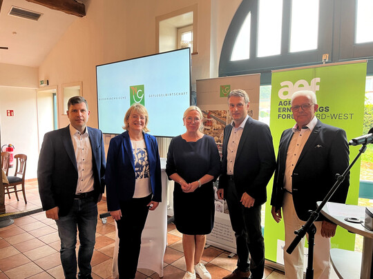 V. L.: Stephan Bicker (Optima), Doris D�sing (Landkreis Cloppenburg), Ruth Overberg (AEF), Dieter Oltmann (NGW) und Friedrich-Otto Ripke (NGW) sprachen auf dem �Informationstagung zur Umsetzung der TA-Luft�. 