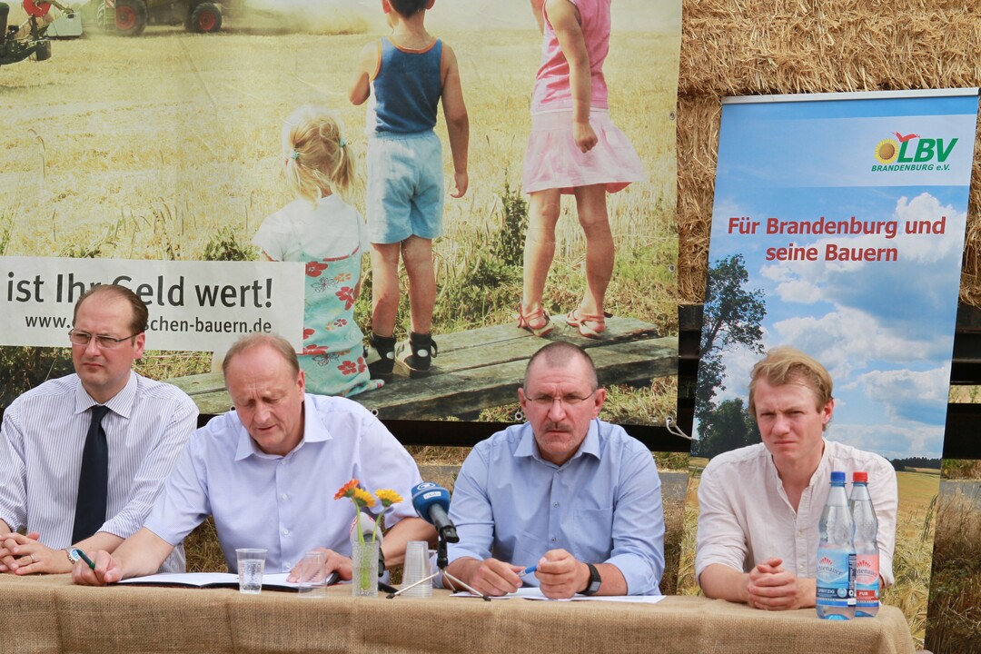 DBV-Erntepressekonferenz (von links nach rechts): DBV-Pressesprecher Axel Finkenwirth, DBV-Pr�sident Joachim Rukwied, Pr�sident des Landesbauernverbandes Brandenburg, Henrik Wendorff und Dr. Thomas G�bert, Vorstandsmitglied der agt Agrargenossenschaft Trebbin, auf derem Betrieb die Pressekonferenz stattfand.