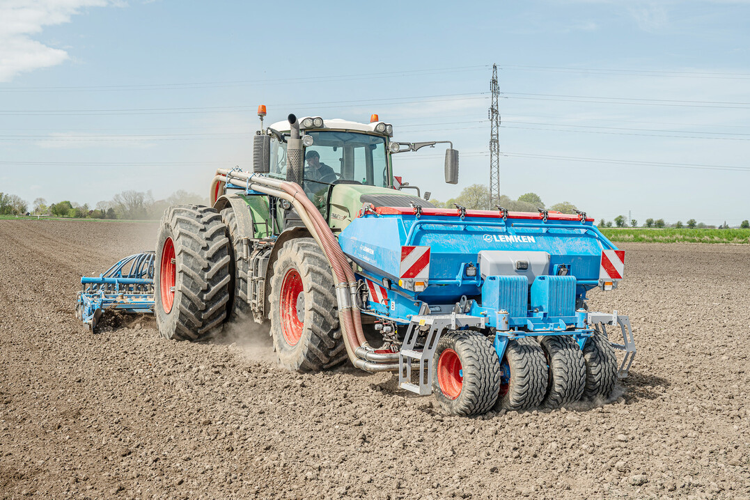 Der neue Frontbeh�lter von Lemken fasst 2400 Liter.