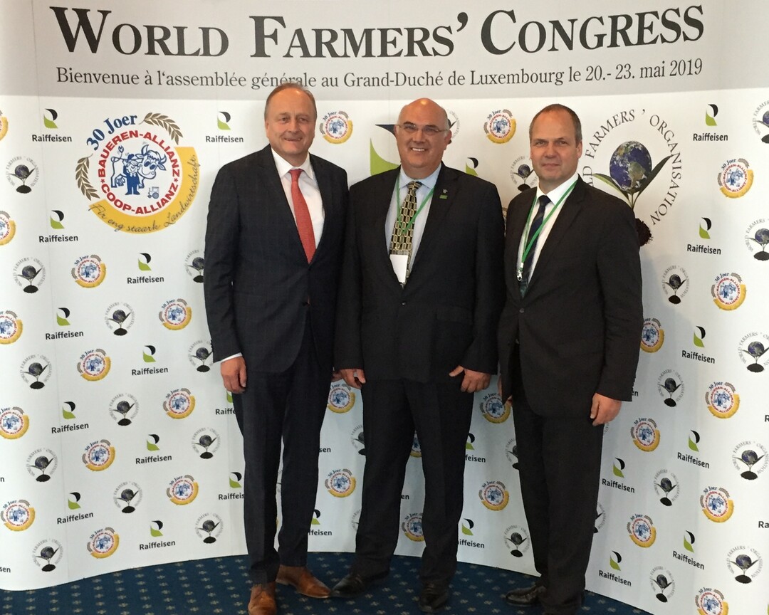 DBV-Pr�sident Joachim Rukwied, Weltbauernpr�sident Theo de Jager und DBV-Vizepr�sident Werner Schwarz auf der Versammlung in Luxemburg.