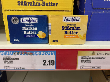 Butter wird teurer: Laut Destatis verteuerte sich die Butter binnen Jahresfrist um 25,4 Prozent. Zuletzt kostete die Handelsmarkenbutter im Dezember vor zwei Jahren laut Lebensmittel Zeitung 2,29 Euro pro 250-g-P�ckchen, Markenprodukte lagen bei 3,49 Euro. Diese Woche am 16. September 2024 lag der Preis im Norma f�r die Handelsmarke �Landfein� bei 2,19 Euro (sahnig-frisch) beziehungsweise bei 2,09 Euro (mild ges�uert). 