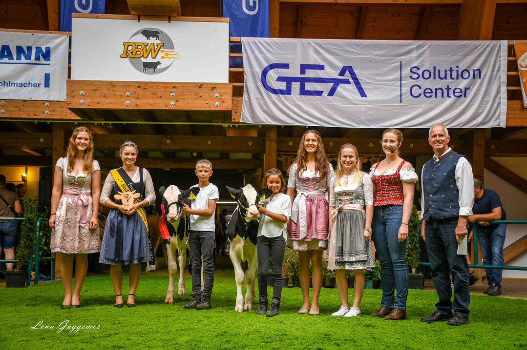 Die Mini-Champions Mira Nussbaumer (4. v. l.) und Reservesieger Stefan Romer (3. v. l.) mit Braunviehk�niginnen-Anw�rterinnen und der amtierenden K�nigin sowie Preisrichterin Karoline Strau� (2. v. r.) und dem Vorsitzenden Josef Volkwein (r.).