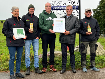 �bergabe der Urkunde f�r 25 Jahre Partnerschaft von Schwarzwaldmilch und Bioland (von links): Susanne und Jonas Saier, Heinz Kaiser (Schwarzwaldmilch), Marcus Arzt (Bioland) und Fridolin Saier. 