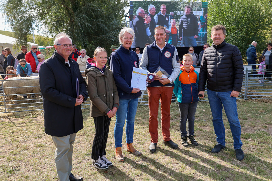 Hohe Auszeichnung: Der German Genetic-Z�chter Wouter Uwland ist vom Landwirtschaftsministerium Sachsen-Anhalt mit der Zuchtplakette in Gold ausgezeichnet worden. Uwland z�chtet erfolgreich Leicoma-Schweine. 