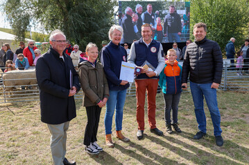 Hohe Auszeichnung: Der German Genetic-Z�chter Wouter Uwland ist vom Landwirtschaftsministerium Sachsen-Anhalt mit der Zuchtplakette in Gold ausgezeichnet worden. Uwland z�chtet erfolgreich Leicoma-Schweine. 
