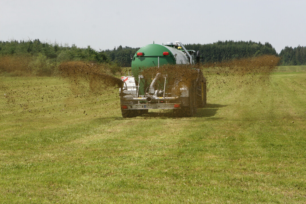 Breitverteilung bei der Gülleausbringung darf unter bestimmten Voraussetzungen im Einsatz bleiben.