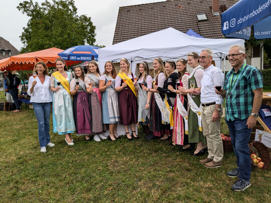 Jede Menge Gratulanten freuen sich �ber die frischgek�rten Apfelhoheiten am Bodensee.