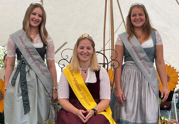 Die Bodensee-Apfelhoheiten 2024 bis 2026 (v. l.): Marlene Löhle, Bodensee-Apfelkönigin Emelie Witzigmann und Lara Baur.