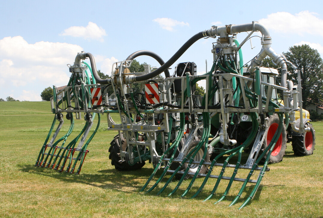 Versuchsger�t der LfL Bayern zum Test der Ammoniakabgasung beim Einsatz von Breitverteilern, Schleppschuh und Schleppschlauch.