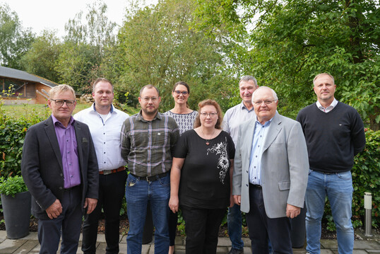 Im Zuge der Wahl ist der Vorstand auf acht Mitglieder angewachsen. So ist mit Anett Fischer (4. v. r.) erstmals seit Langem wieder eine Frau Teil des Gremiums. 