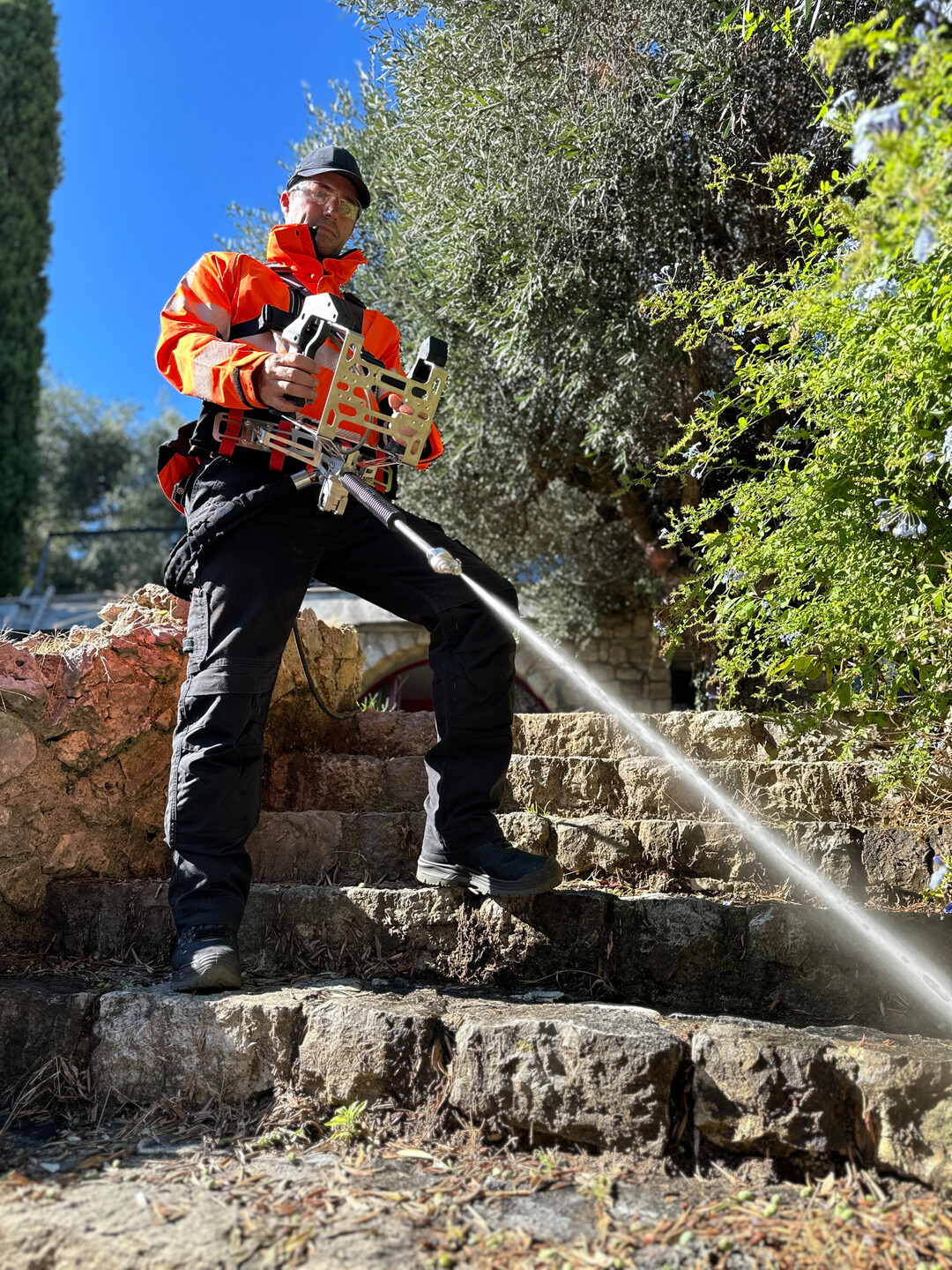 Die Firma AUFRATECH bietet mit ihren neu entwickelten Exoskeletten Benutzern erstmalig eine Erleichterung bei Reinigungsarbeiten mit dem Hochdruckreiniger an. Der EXON Dual und der EXON Mini wurden f�r eine den K�rper erheblich weniger belastende Arbeit bei Hochdruckreinigungsaufgaben entwickelt.