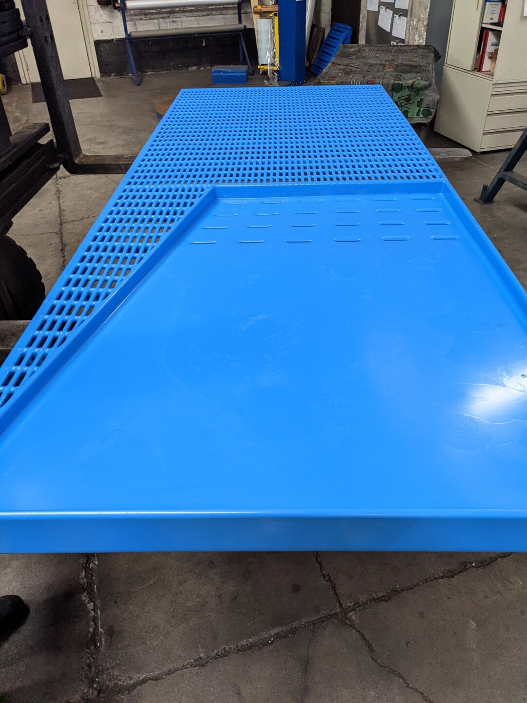 Das abgesenkte Ferkelnest von Nooyen Manufacturing bietet hier mehrere Vorteile. Durch das leicht abgesenkte und geneigte Nest wird eine Kuhle simuliert. So wird das Ferkelnest besser angenommen und das Risiko von Erdr�ckungsverlusten verringert. In die Kuhle kann Einstreu oder Einstreupuder eingebracht werden, ohne �berm��ige Verluste zu verursachen. 