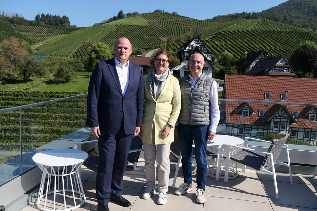 Badens Genossenschaftswinzer lesen nach einem harten Jahr sp�rbar weniger Wein, berichteten (v. l.): Dr. Ulrich Theileis, Ute Bader und G�nter Lehmann.