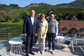 Badens Genossenschaftswinzer lesen nach einem harten Jahr sp�rbar weniger Wein, berichteten (v. l.): Dr. Ulrich Theileis, Ute Bader und G�nter Lehmann.