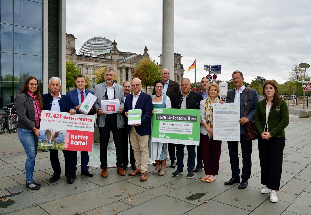 Vertreter des Deutschen Bauernverbandes sowie des Bayerischen Bauernverbandes bei der Übergabe der Unterschriften.