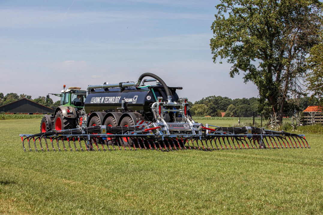 BlackBird Pro: 12 und 15 Meter Arbeitsbreite, zwei Exaktverteiler aus der ExaCut-Serie wählbar.