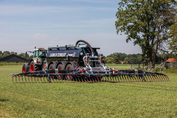 BlackBird Pro: 12 und 15 Meter Arbeitsbreite, zwei Exaktverteiler aus der ExaCut-Serie w�hlbar.