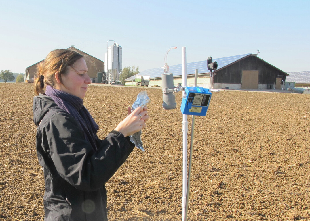 Dr. Anika Friese nimmt für ihre Forschung Luftprobennahme in der Stallumgebung.