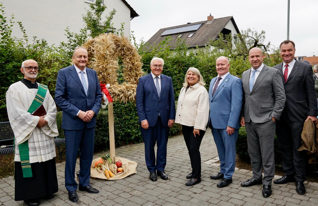 Im hessischen Kelkheim im Taunus wurde die Erntekrone an den Bundespräsidenten übergeben.