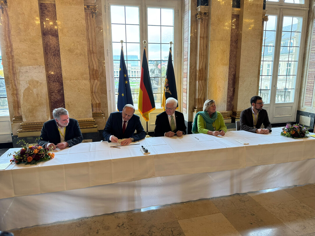 Bernhard Bolkart (BLHV) und Joachim Rukwied (LBV) unterzeichnen stellvertretend f�r die Landwirtschaft den von Ministerpr�sident Kretschmann initiierten Gesellschaftsvertrag.