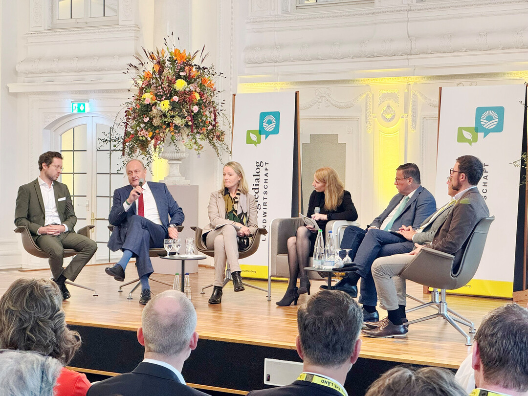 Podiumsdiskussion zum  Strategiedialog Landwirtschaft (v. l.): Philipp Hennerkes (BVLH), Joachim Rukwied (LBV), Ministerin Thekla Walker, Klara K�berle (Moderation), Minister Peter Hauk, Marcus Arzt (A�L), Johannes Enssle (Nabu).