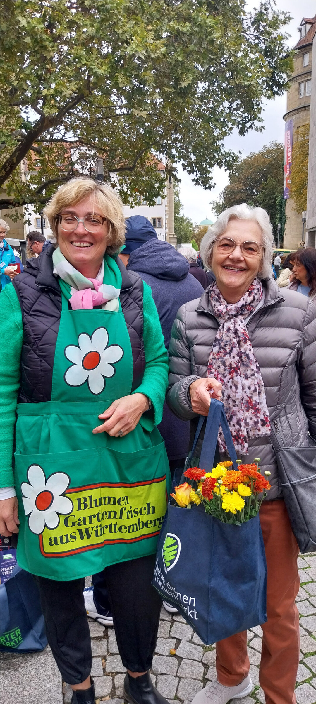 Prall gefüllte Fruchtkörbe wurden für den guten Zweck an Gäste verkauft.