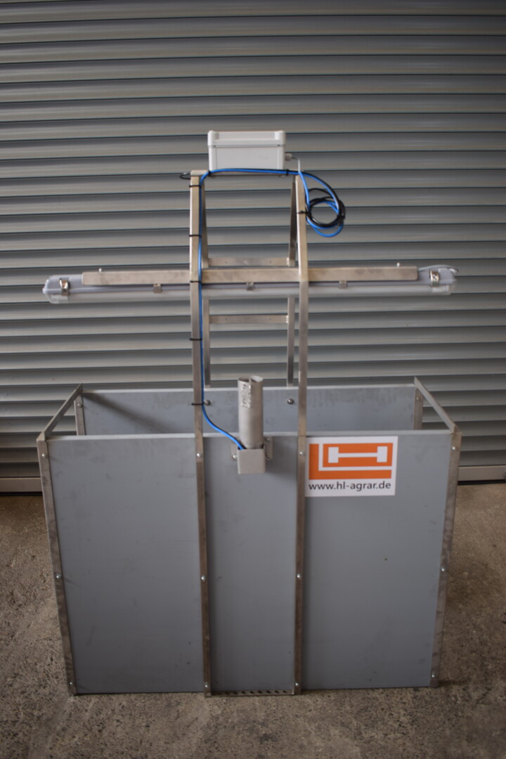 Der optiMARKER der Hölscher + Leuscher GmbH ist eine Markierstation mit optischer Waage für Mastschweine. Mithilfe einer neuen 3D-Kamera wird das Gewicht der Tiere präzise ermittelt und die Tiere bei Erreichen bestimmter Schwellenwerte automatisch mit Sprühfarbe markiert. Die Optik- und Markiereinheiten sind klein und portabel und können bei Bedarf in einfache Halterungen in unterschiedlichen Buchten eingesetzt werden. Diese Nutzung in mehreren Buchten erlaubt es auch, Partien aus verschiedenen Buchten zusammenzustellen.