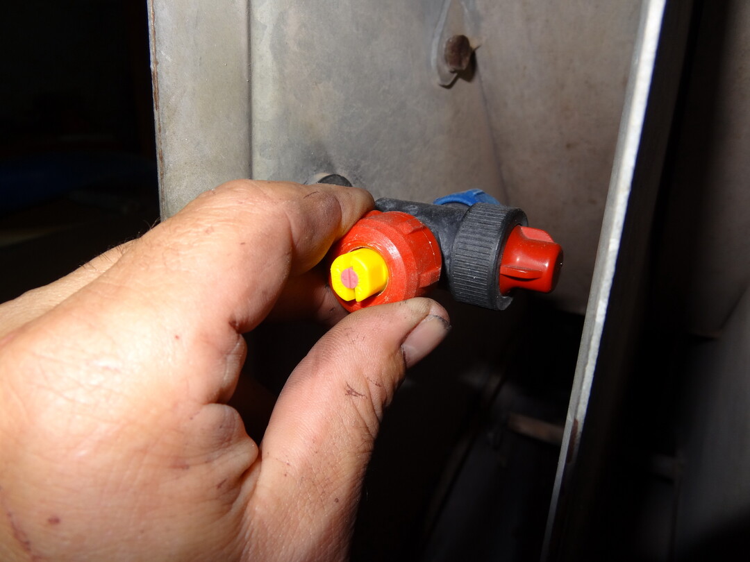 Zum Einwintern der Pflanzenschutzgeräte gehört auch das Ausbauen und sachgerechte Lagern der Düsen.