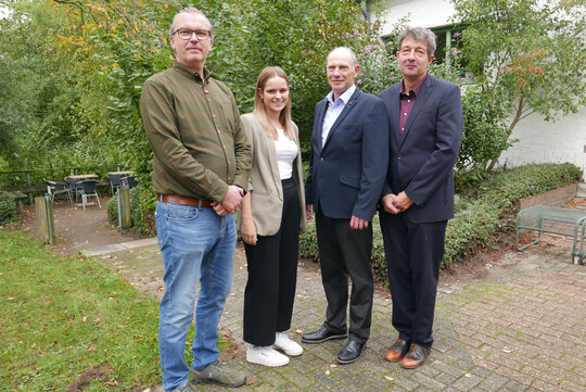 Doppelter Wechsel beim GWV NRW: Christoph Johanngieseker aus Rietberg (l.) übernahm das Amt des Vorsitzenden von Burkhard Brinkschulte aus Senden (r.); und Heinrich Bußmann von der Landwirtschaftskammer NRW (2.v.r) übergibt die Aufgabe der Geschäftsführung an Charlotte Bühner, ebenfalls Landwirtschaftskammer NRW.