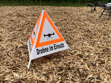 Schild: Drohne im Einsatz